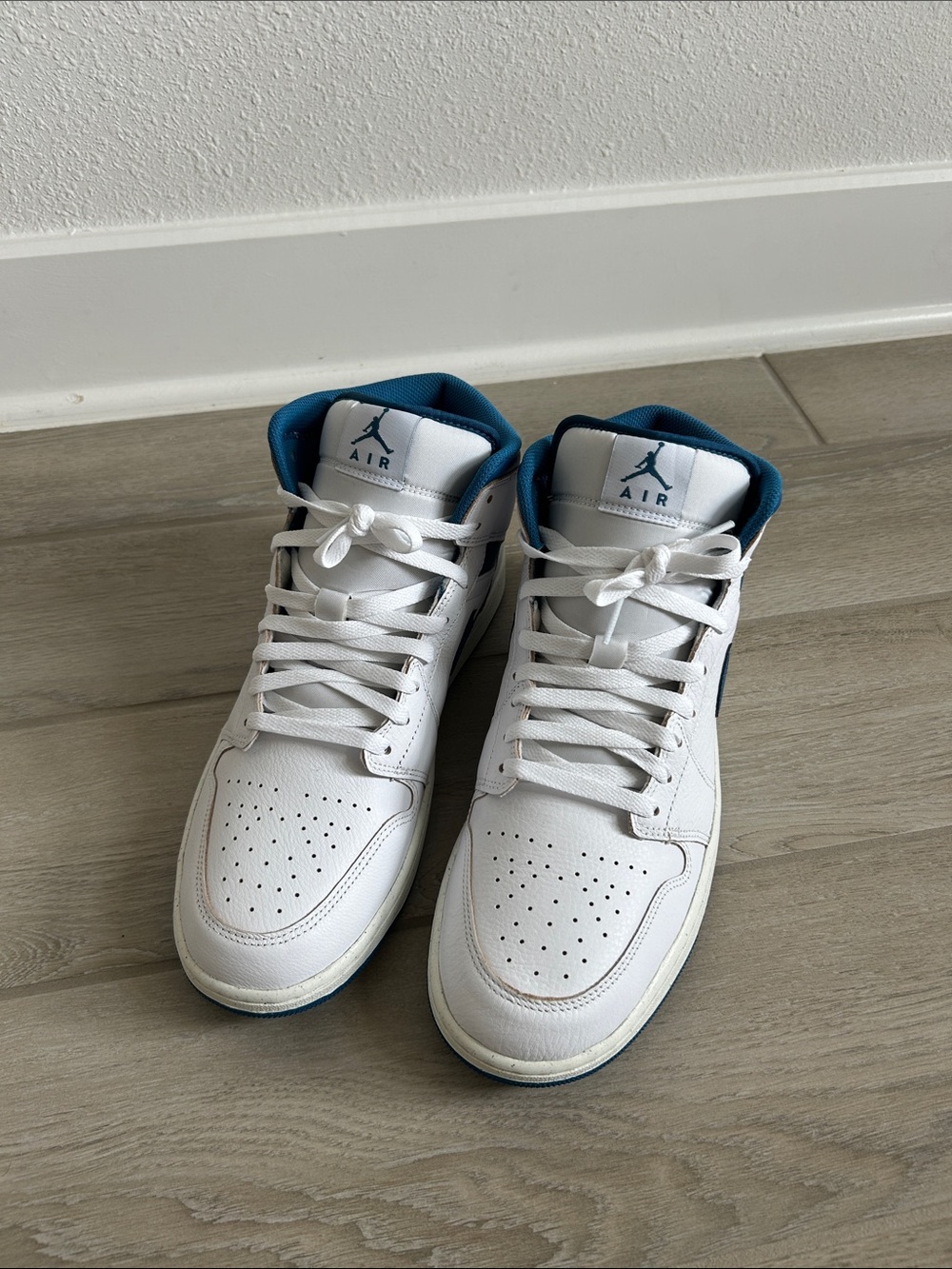 Jordan 1 Mid-Top Sneakers